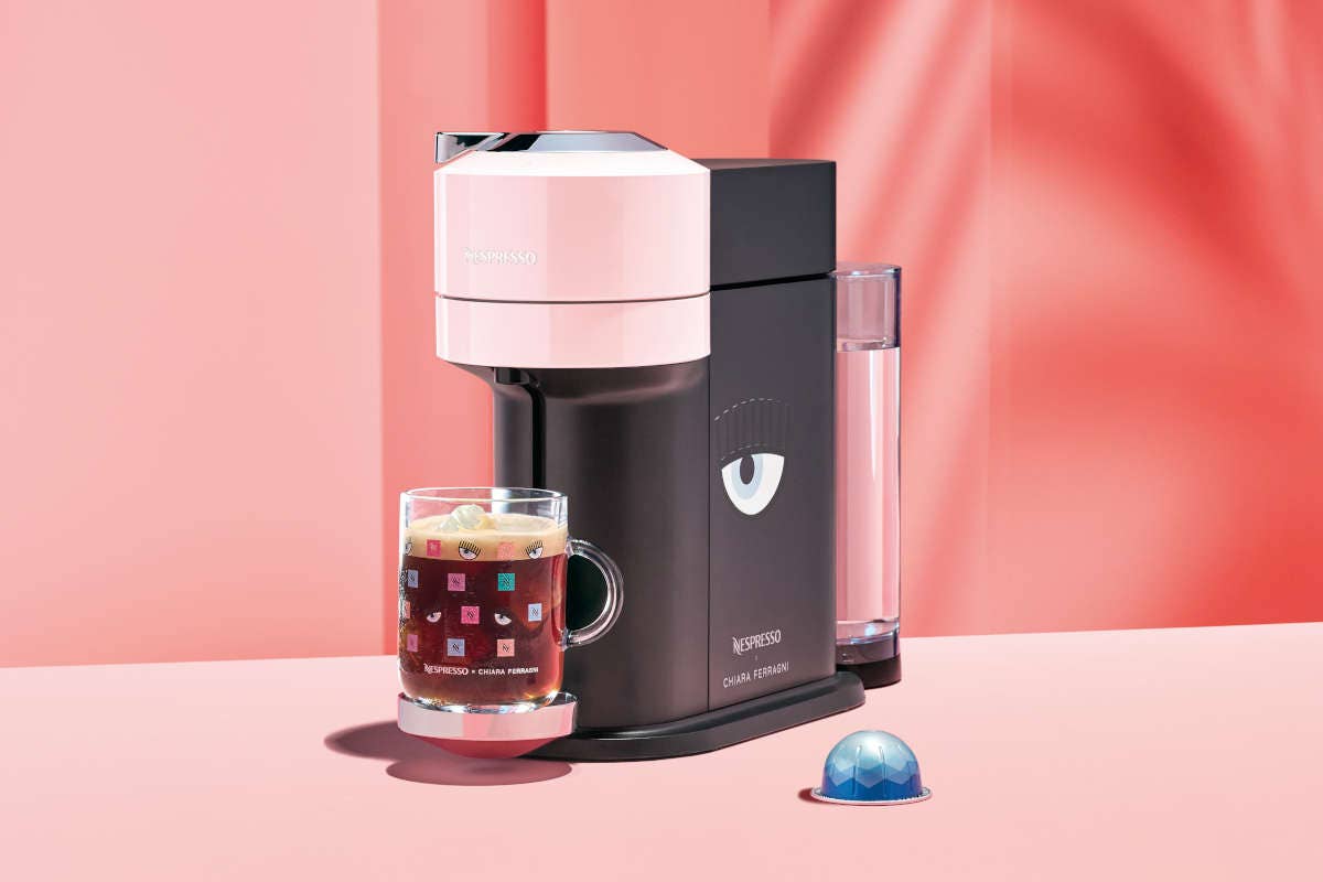 Essenza Mini e la coffe mug Nespresso x Chiara Ferragni Nespresso lancia la summer collection firmata Chiara Ferragni